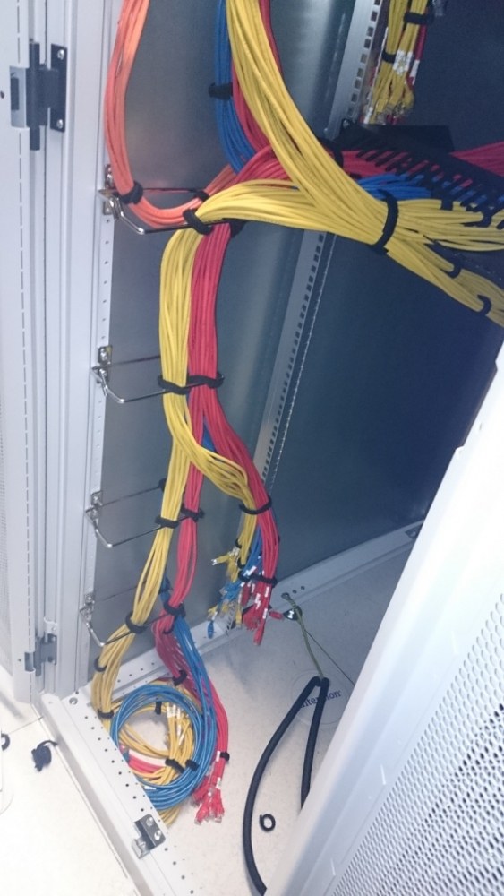 Les câbles partent dès le milieu du rack dans le centre des données
