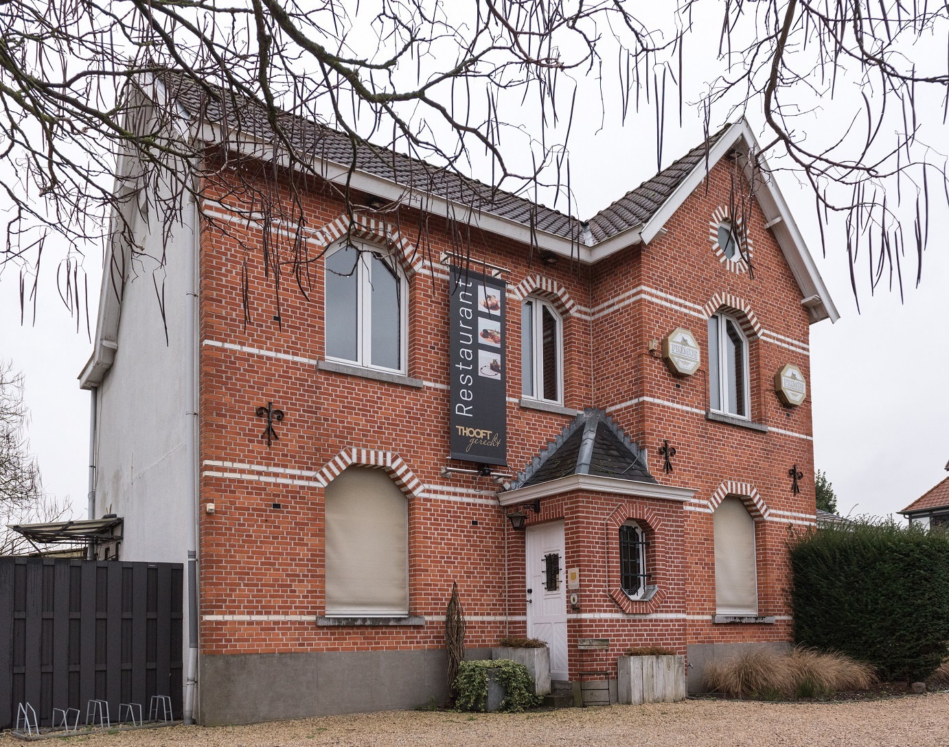 De gevel van restaurant THOOFTgerecht in Merelbeke.